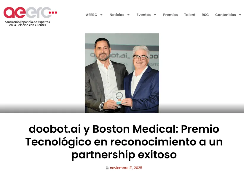 Ángel Vázquez y Ramón Almendro con el galardón en la web de AEERC